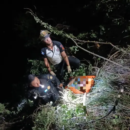 Los ocupantes del vehículo fueron llevados hacia la superficie. ,Bomberos Voluntarios