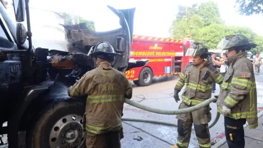 Conato de incendio de camión en zona 3. ,Bomberos Voluntarios