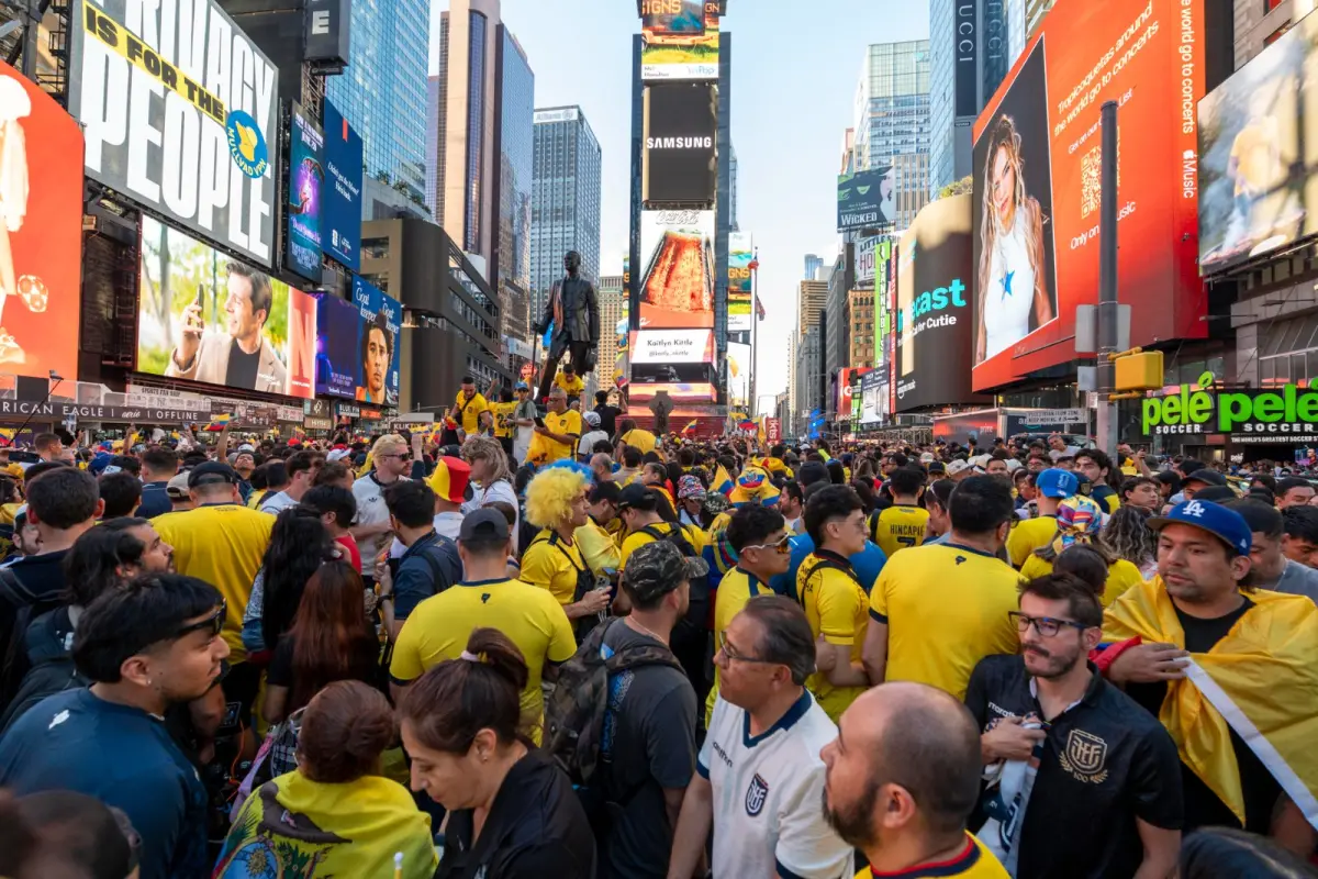 Aficionados de Ecuador se reúnen en Times Square en Nueva York, EFE