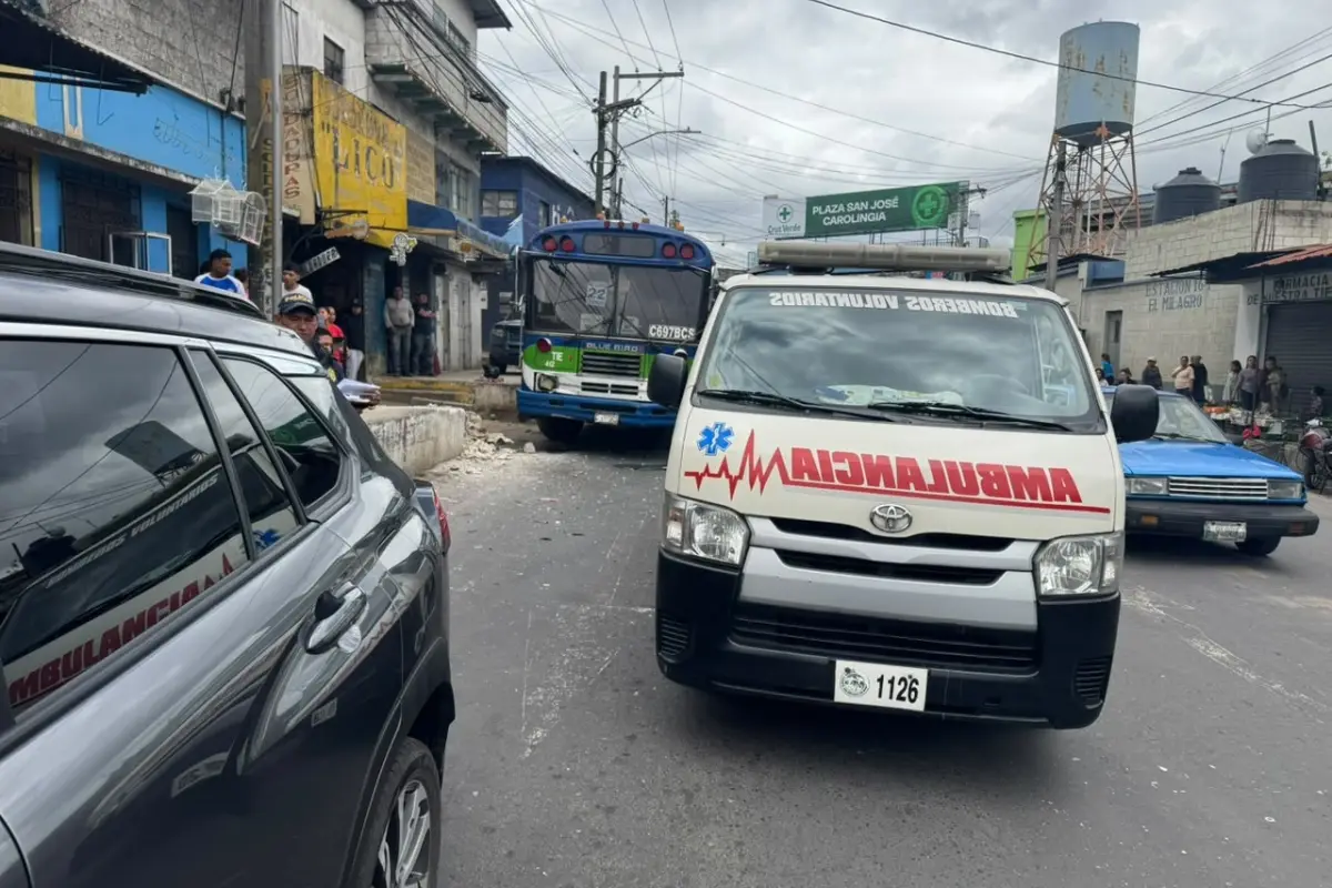 Área donde ocurrió el accidente de la unidad colectiva en Mixco., Bomberos Voluntarios