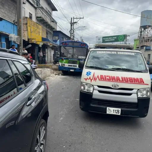 Área donde ocurrió el accidente de la unidad colectiva en Mixco. ,Bomberos Voluntarios