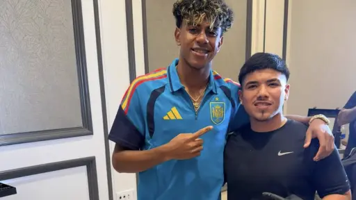 ¿Quién es el joven que le corta el cabello a varias estrellas del Mundial 2026?
