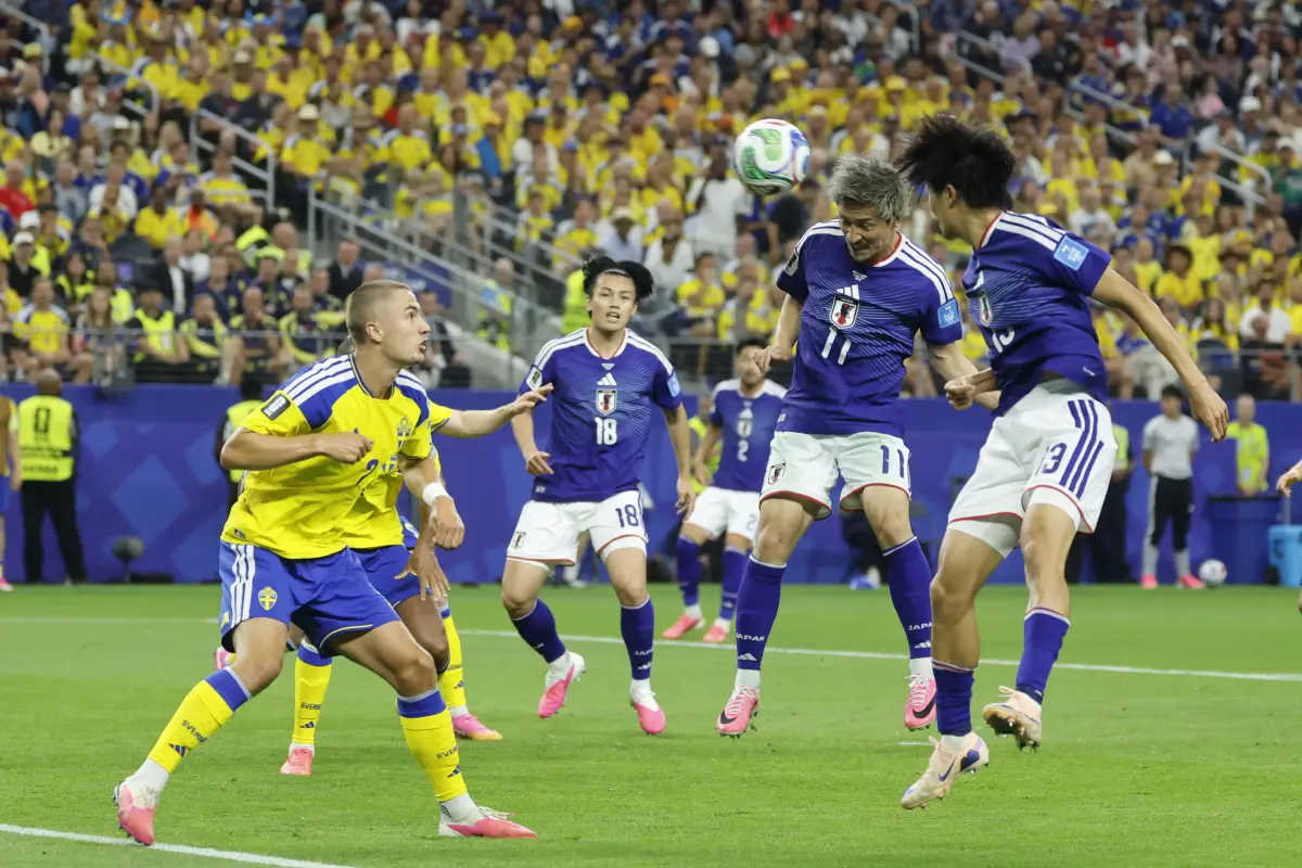 Acción de juego entre Japón y Suecia por el Mundial 2026