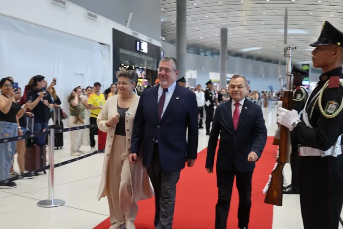 El presidente Bernardo Arévalo, acompañado por su esposa, Lucrecia Peinado, al momento de llegar al territorio de Panamá para participar en el Congreso Anfictiónico., Cancillería de Panamá