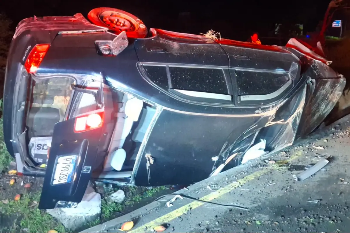 Lugar donde volcó el vehículo en Escuintla., Bomberos Voluntarios