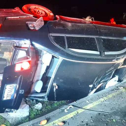 Lugar donde volcó el vehículo en Escuintla. ,Bomberos Voluntarios