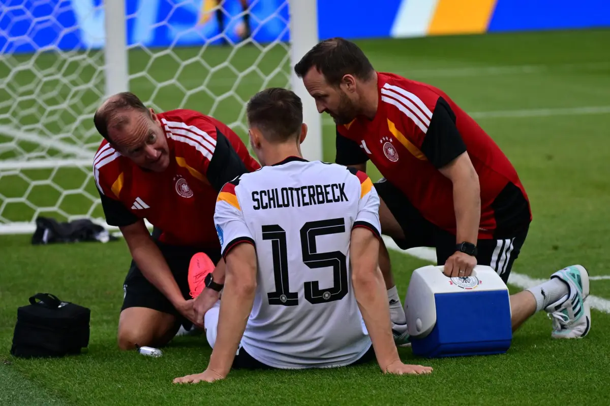 La selección de Alemania recibió un duro golpe en pleno Mundial luego de confirmarse la lesión de Nico Schlotterbeck - EFE