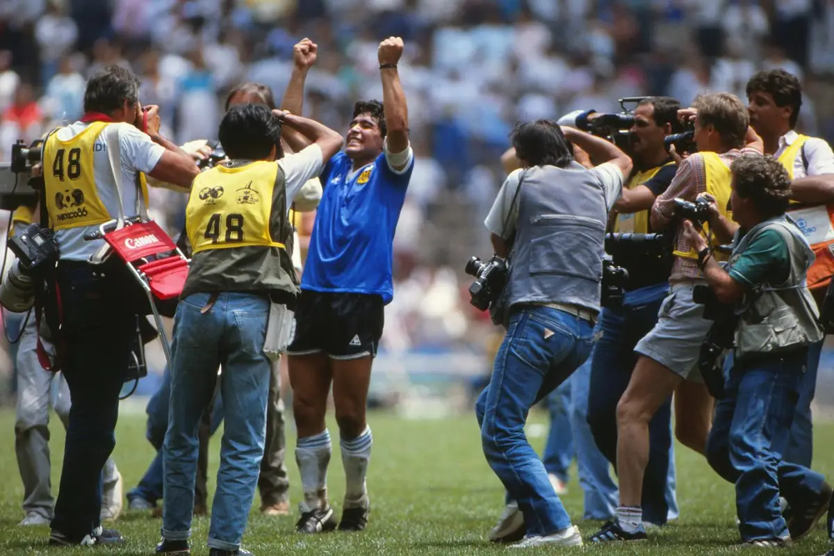 Maradona celebra tras marcar el "gol del siglo" en México 86, FIFA