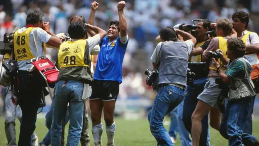 Sesenta metros, diez segundos y cinco rivales: las cifras del gol del siglo de Maradona
