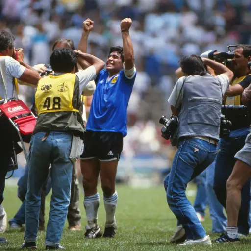 Maradona celebra tras marcar el 