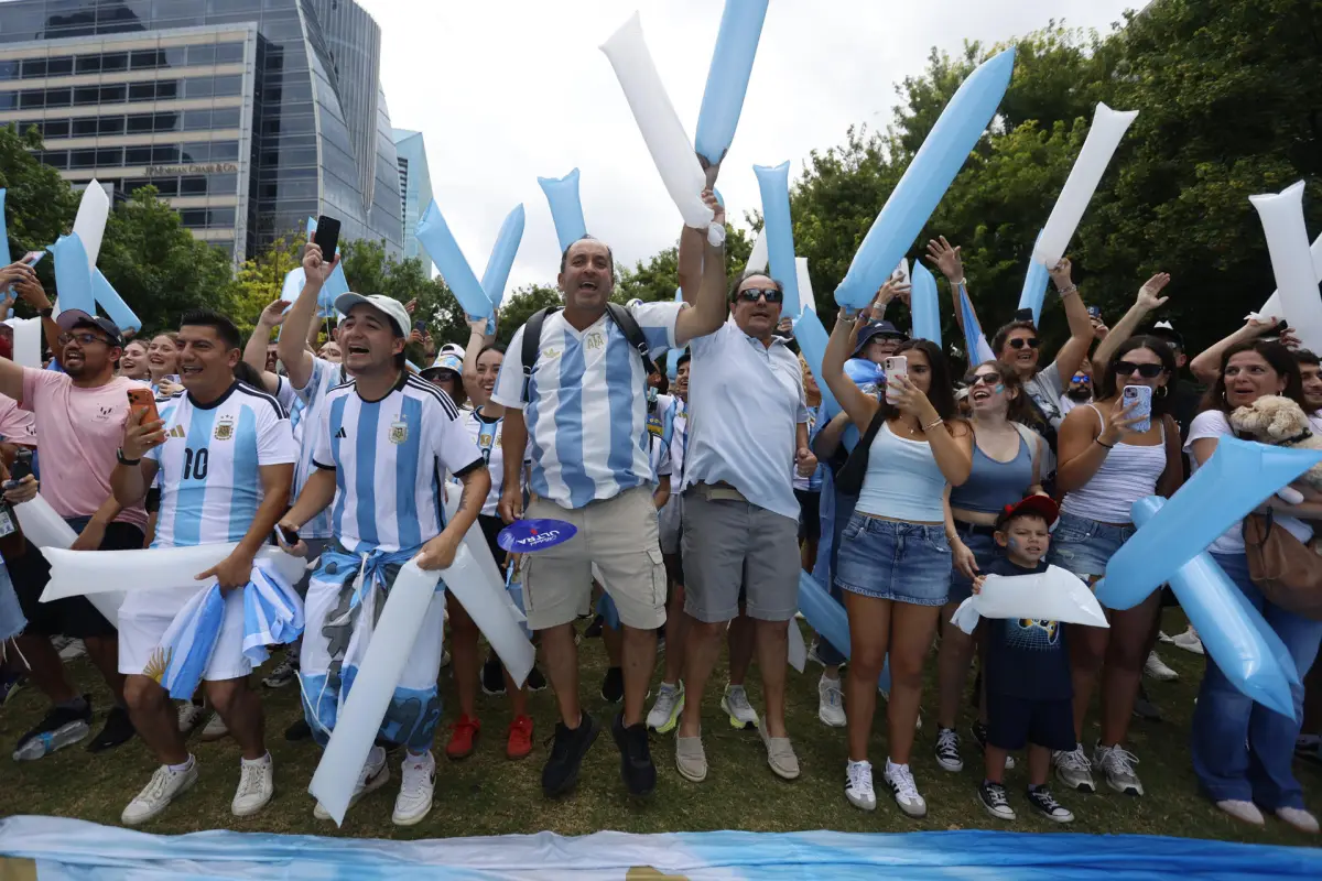 Hinchada argentina respalda a su selección - EFE