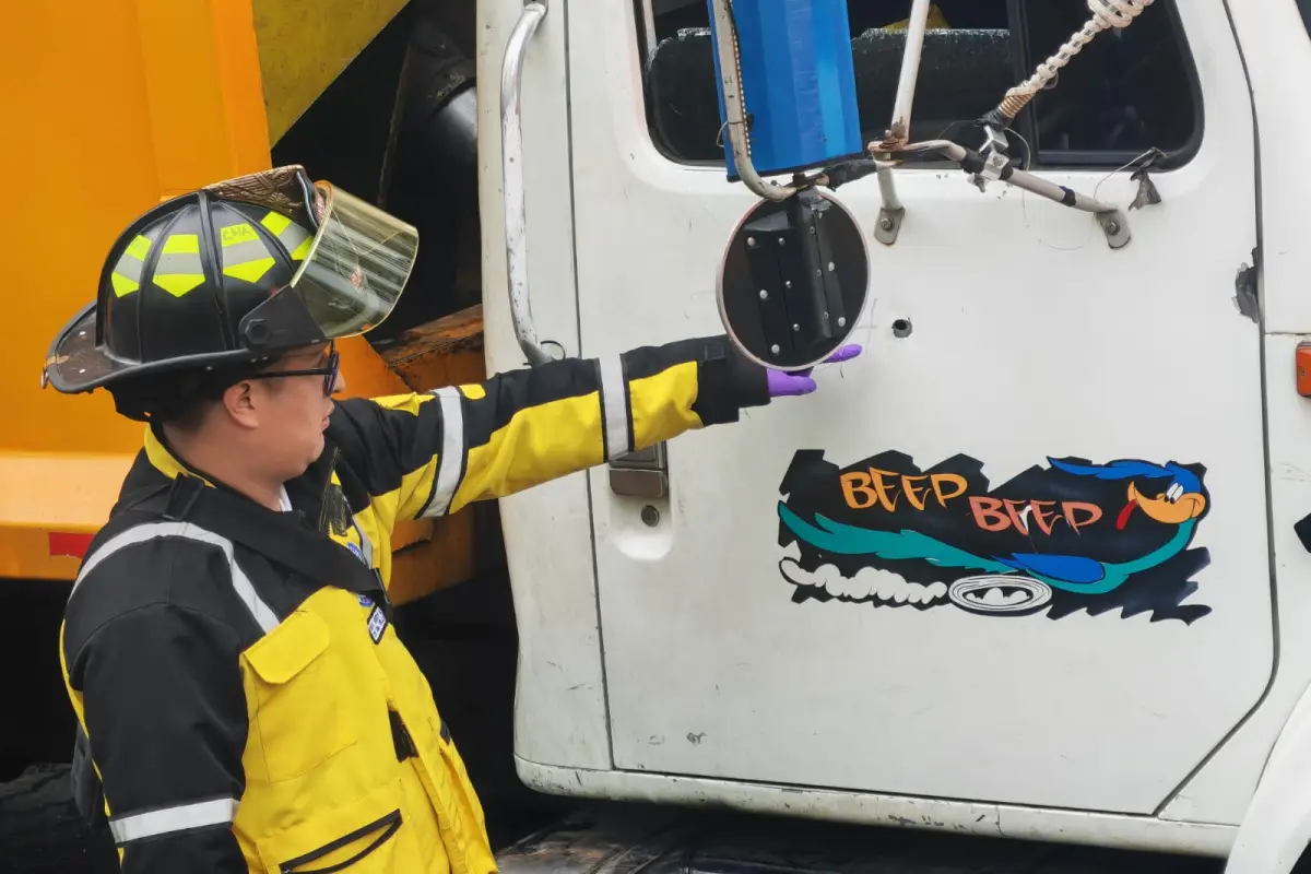 La estructura del camión recolector fue impactada por las balas., Bomberos Voluntarios