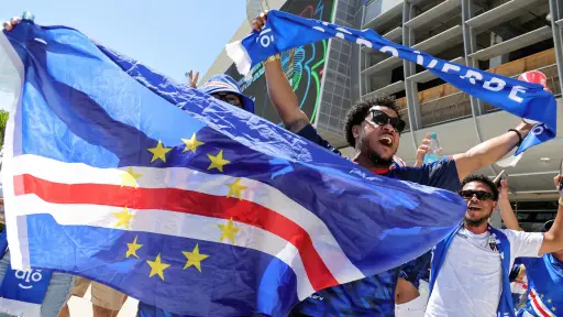Aficionado de Cabo Verde sorprende en el Mundial con camiseta de Municipal