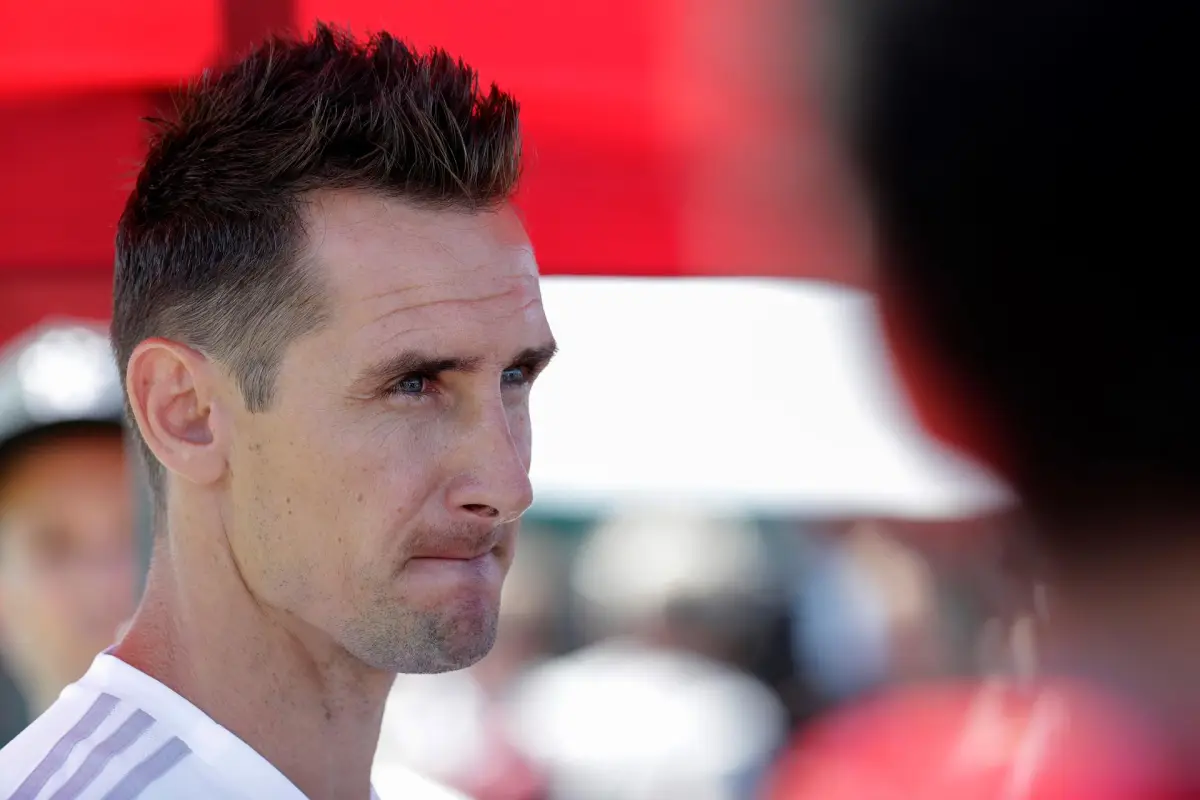 Miroslav Klose felicitó al Lionel Messi, luego de que se convirtiera en el máximo anotador de los Mundiales , EFE