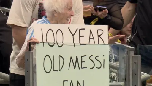 La fan de Messi de 100 años que se robó la atención en el Argentina vs. Austria 