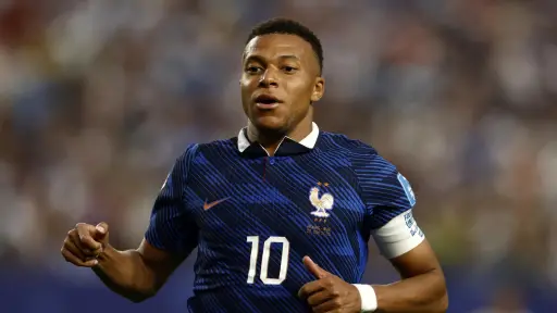 Mbappé evita compararse con Messi tras el récord del argentino