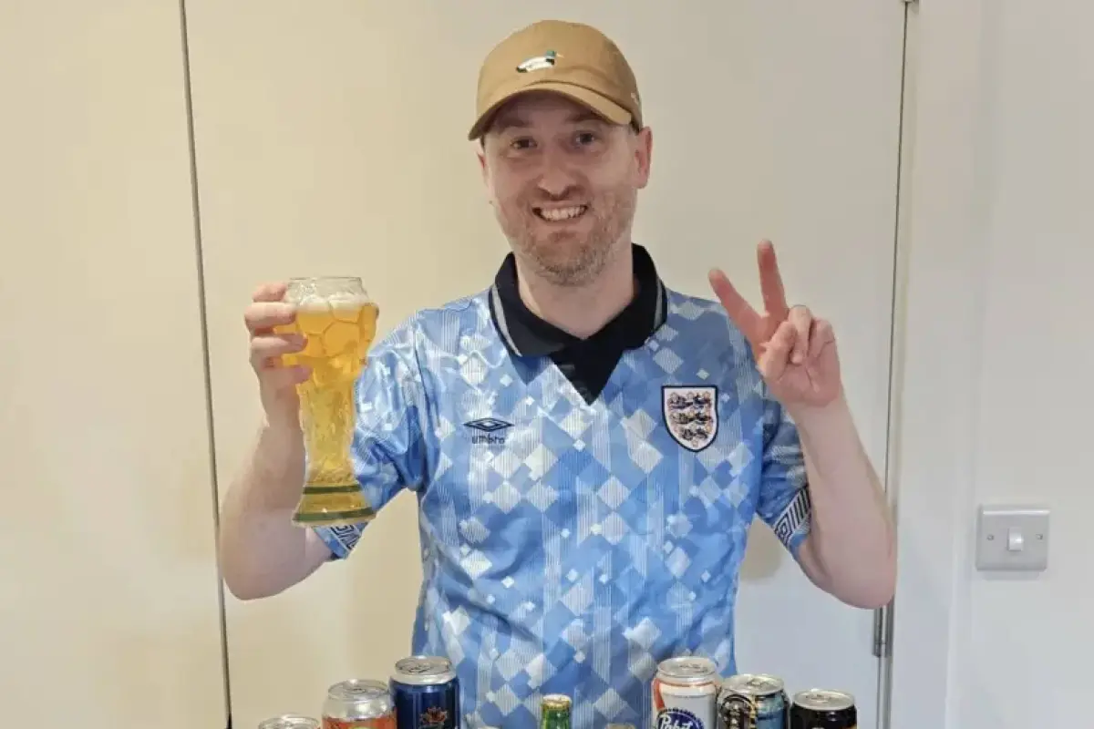 El británico Gus Hully se volvió viral tras completar una colección de bebidas de los 48 países participantes del torneo, Redes