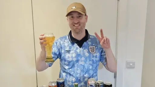 Un aficionado inglés reúne 48 cervezas para el Mundial 2026, una por cada selección