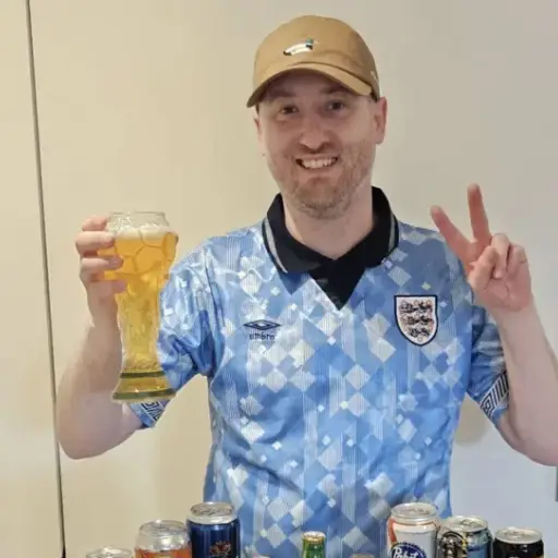 El británico Gus Hully se volvió viral tras completar una colección de bebidas de los 48 países participantes del torneo ,Redes