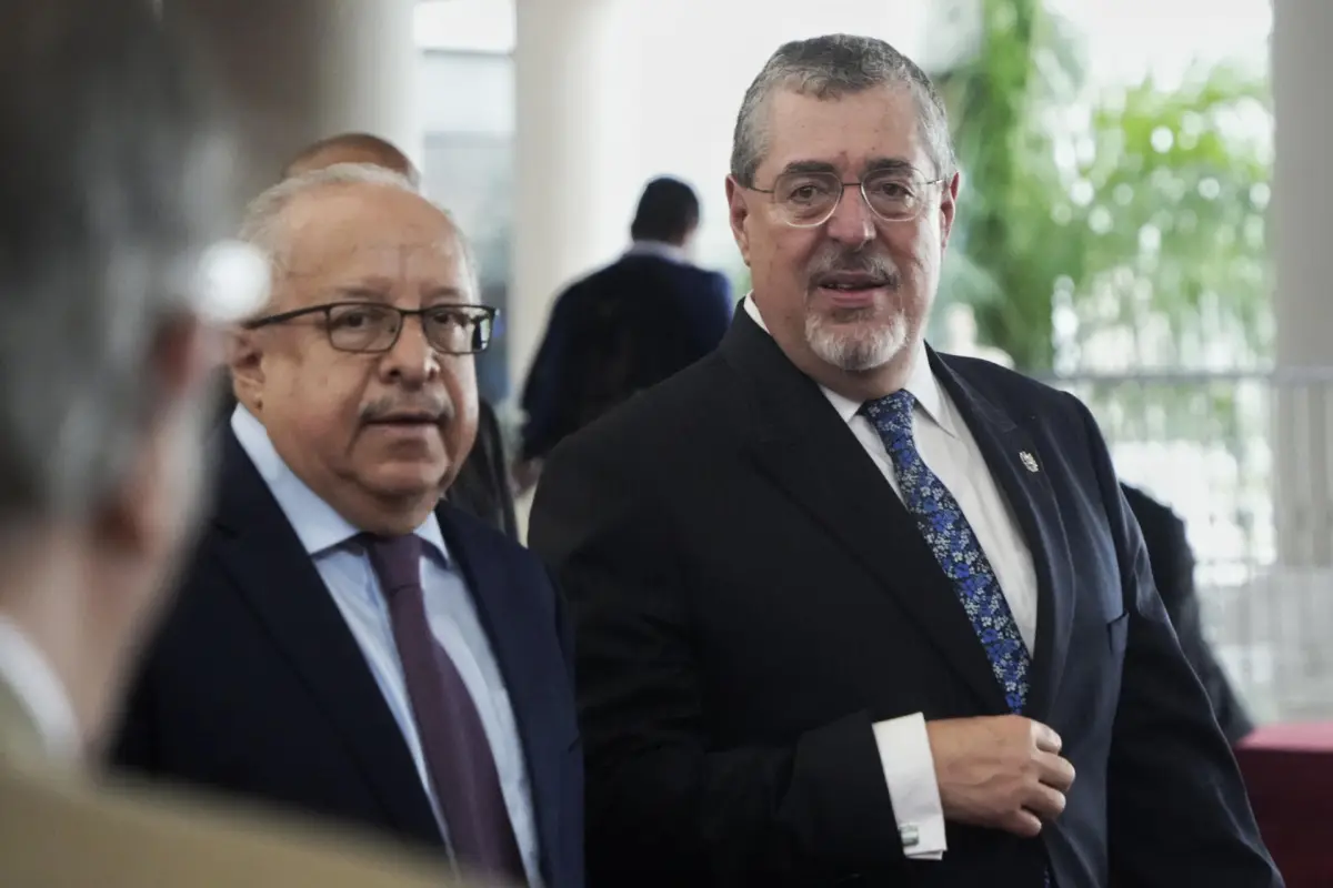 El presidente de Guatemala, Bernardo Arévalo (d), y el canciller Carlos Martínez (i), asisten a la conmemoración del Bicentenario del Congreso Anfictiónico el lunes 22 de junio de 2026, en Ciudad de Panamá., EFE