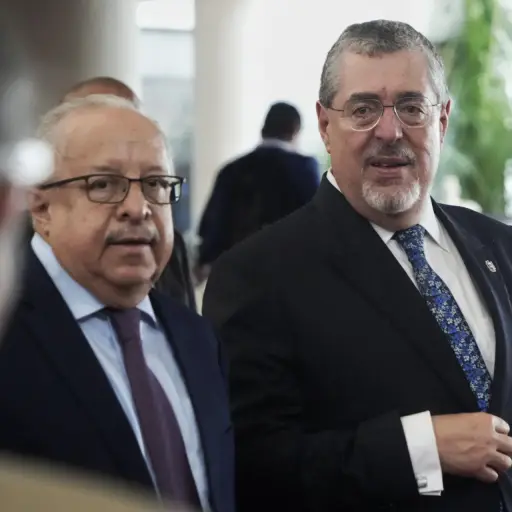 El presidente de Guatemala, Bernardo Arévalo (d), y el canciller Carlos Martínez (i), asisten a la conmemoración del Bicentenario del Congreso Anfictiónico el lunes 22 de junio de 2026, en Ciudad de Panamá. ,EFE