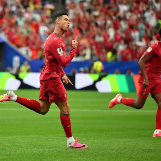 Cristiano Ronaldo celebra uno de sus goles ante Uzbekistán. ,EFE