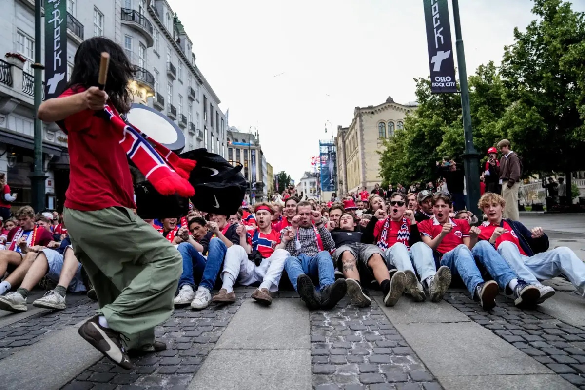 Aficionados de Noruega celebra el triunfo ante Senegal con el "remo vikingo", EFE