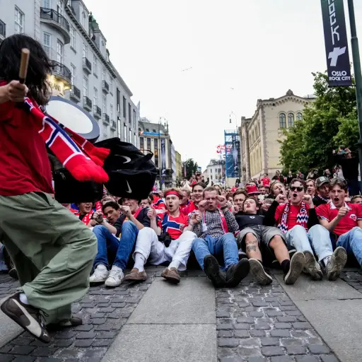 Aficionados de Noruega celebra el triunfo ante Senegal con el 