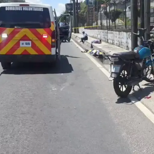 Área donde falleció una mujer que conducía una motocicleta en Km. 15 de ruta al Pacífico. ,PMT de Villa Nueva