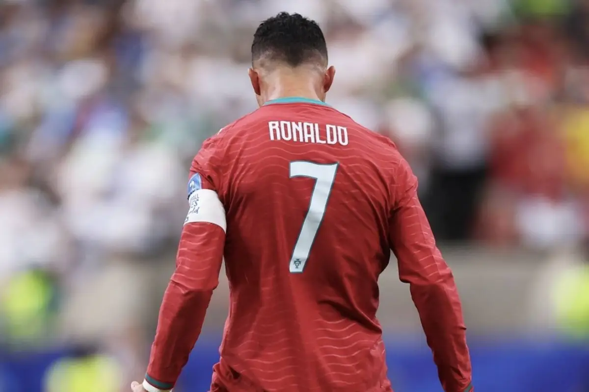 La fotografía llamó la atención de usuarios, que señalaron la curiosidad de ver a un ícono del Real Madrid en una publicación azulgrana., Cristiano Ronaldo /Instagram