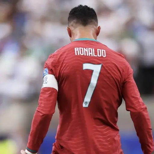 La fotografía llamó la atención de usuarios, que señalaron la curiosidad de ver a un ícono del Real Madrid en una publicación azulgrana. ,Cristiano Ronaldo /Instagram
