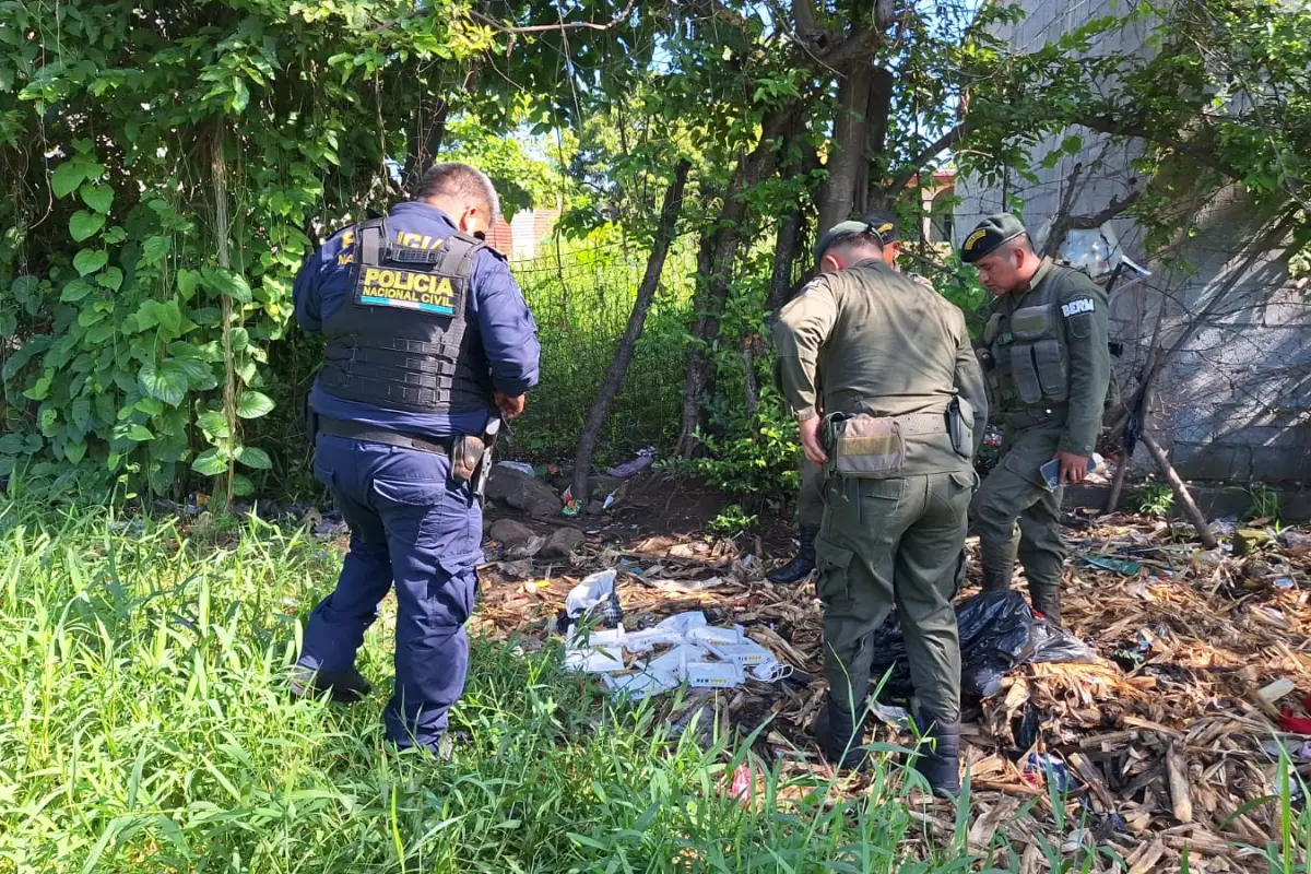 Policías y soldados impidieron el ingreso de ilícitos al penal de Escuintla., PNC de Guatemala.