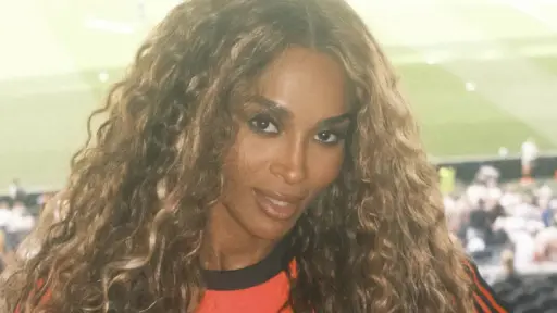 Narrador en el ojo del huracán: ¿insultó a la cantante Ciara en plena transmisión del Mundial 2026?