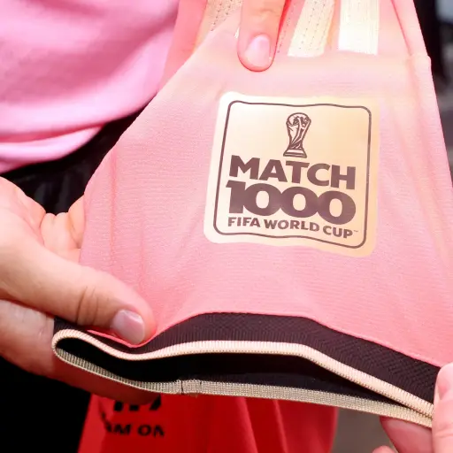 La camiseta especial cuenta con detalles dorados y un distintivo conmemorativo que recuerda la importancia del encuentro. ,FIFA