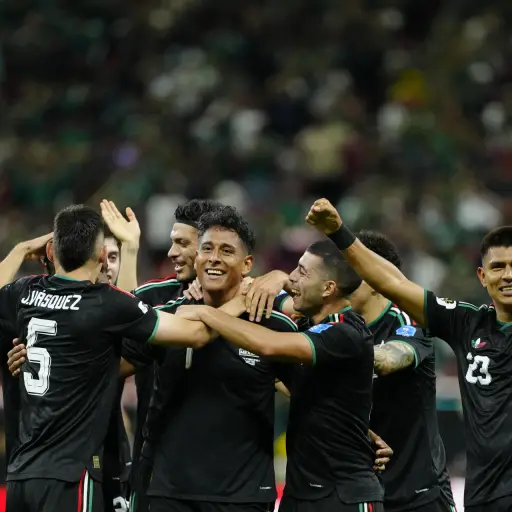 Jugadores de México celebran un gol de Luis Romo en el duelo entre México y Corea del Sur. ,EFE