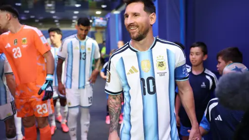 Padre simula llamada con Messi y la reacción de su hijo se vuelve viral en redes