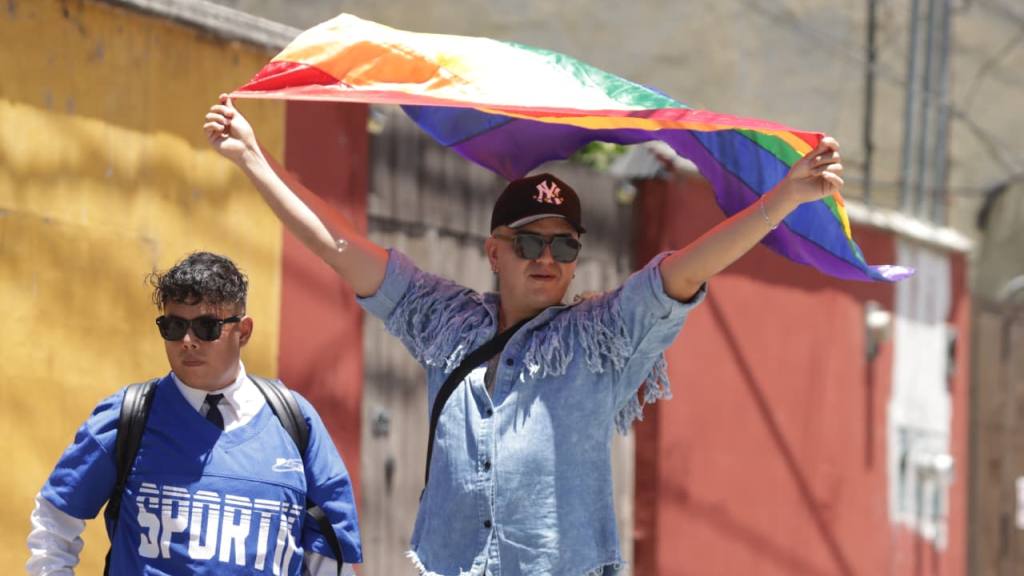 Impiden el ingreso de la marcha del orgullo a la Antigua Guatemala | Alex Meoño