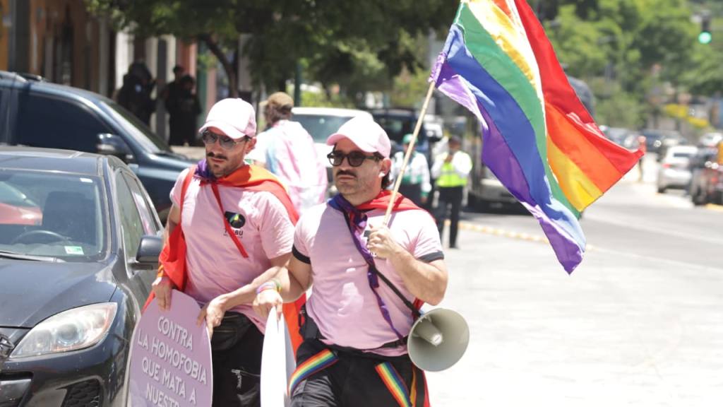 Impiden el ingreso de la marcha del orgullo a la Antigua Guatemala | Alex Meoño
