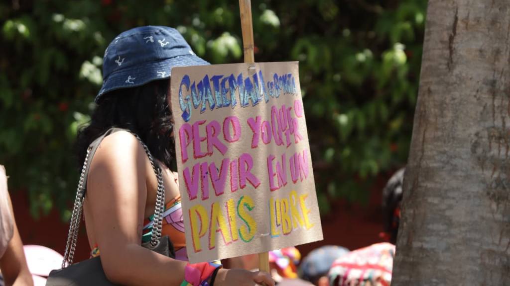 Impiden el ingreso de la marcha del orgullo a la Antigua Guatemala | Alex Meoño