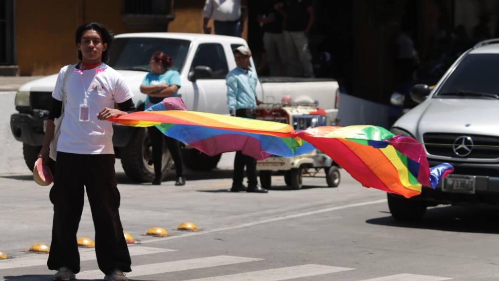 Impiden el ingreso de la marcha del orgullo a la Antigua Guatemala | Alex Meoño