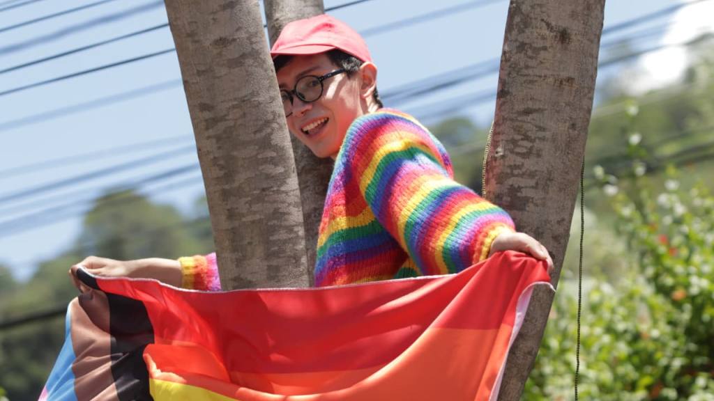 Impiden el ingreso de la marcha del orgullo a la Antigua Guatemala | Alex Meoño