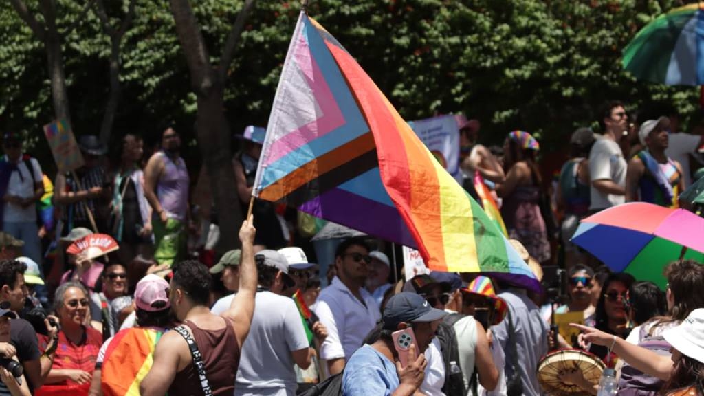 Impiden el ingreso de la marcha del orgullo a la Antigua Guatemala | Alex Meoño