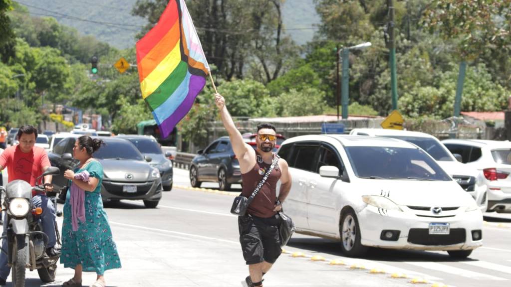 Impiden el ingreso de la marcha del orgullo a la Antigua Guatemala | Alex Meoño