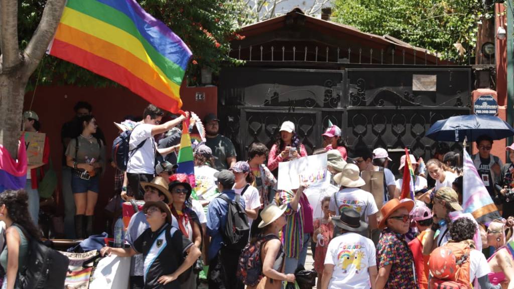 Impiden el ingreso de la marcha del orgullo a la Antigua Guatemala | Alex Meoño