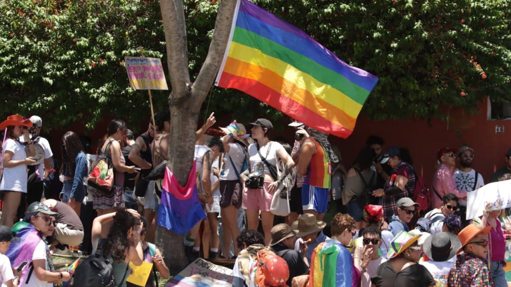 Impiden el ingreso de la marcha del orgullo a la Antigua Guatemala | Alex Meoño