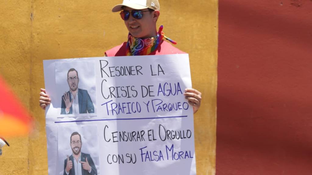 Impiden el ingreso de la marcha del orgullo a la Antigua Guatemala | Alex Meoño