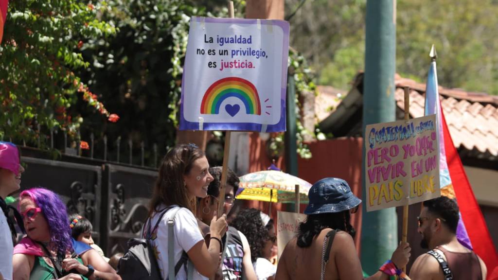 Impiden el ingreso de la marcha del orgullo a la Antigua Guatemala | Alex Meoño