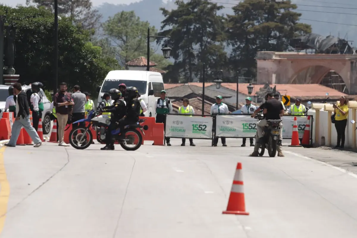 Autoridades instalaron un cierre en el ingreso a la Antigua Guatemala, en pleno recorrido del desfile., Alex Meoño 