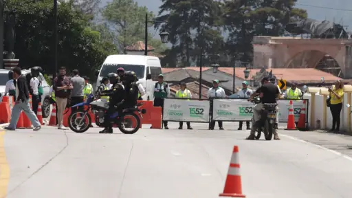 Autoridades instalaron un cierre en el ingreso a la Antigua Guatemala, en pleno recorrido del desfile. ,Alex Meoño 