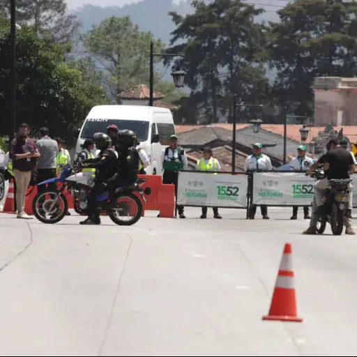 Autoridades instalaron un cierre en el ingreso a la Antigua Guatemala, en pleno recorrido del desfile. ,Alex Meoño 